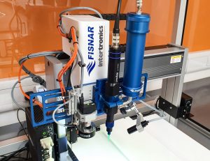 Large benchtop enclosure with advanced robot